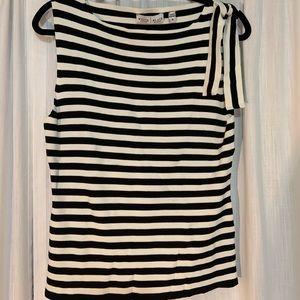 Black house| white market short sleeve top